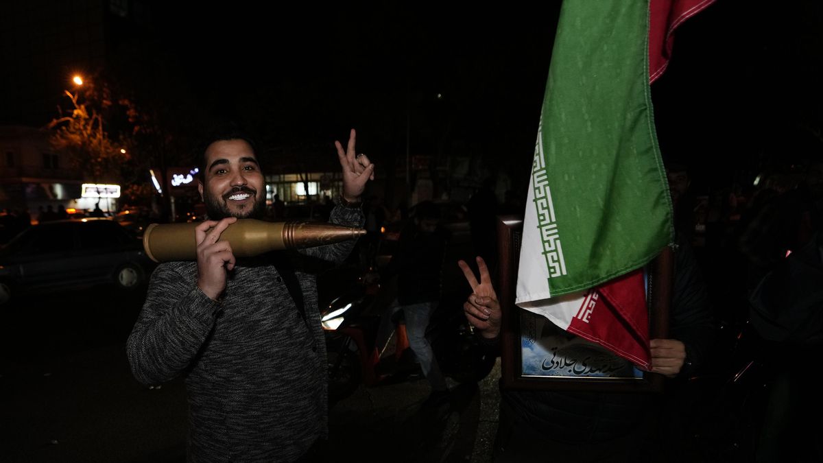 Írán se doma chlubí úspěšným útokem na Izrael. Vysílá záběry požárů v Chile